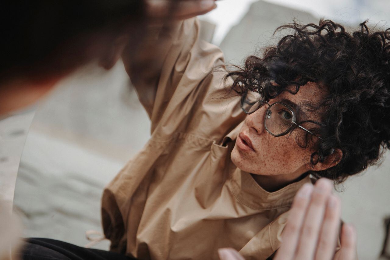 Model i Einstoffen brille, close-up